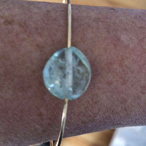 Aquamarine stone in a gold filled cuff bracelet - Picture 4 of 9